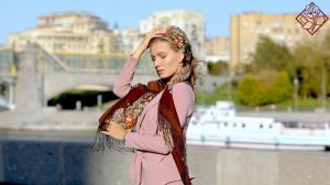 Платок шерстяной с шелковой вязаной бахромой "Донские зори"-17