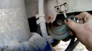 Как снять шкив коленвала,если меняешь ремень ГРМ на Приоре...беда с болтом...