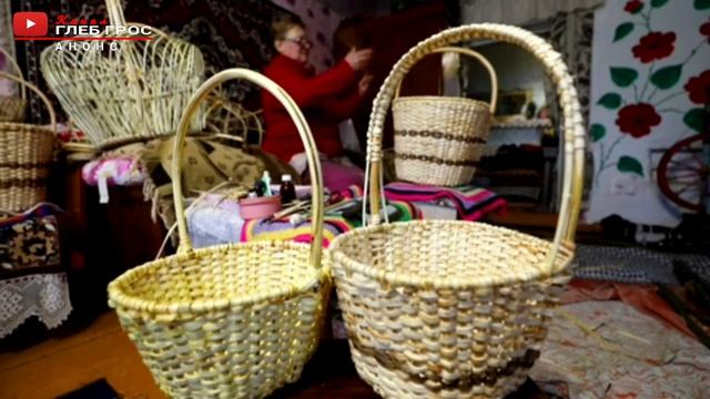 Production of products from birch bark. Изготовление изделий из бересты в Сибирском селе смотреть онлайн
