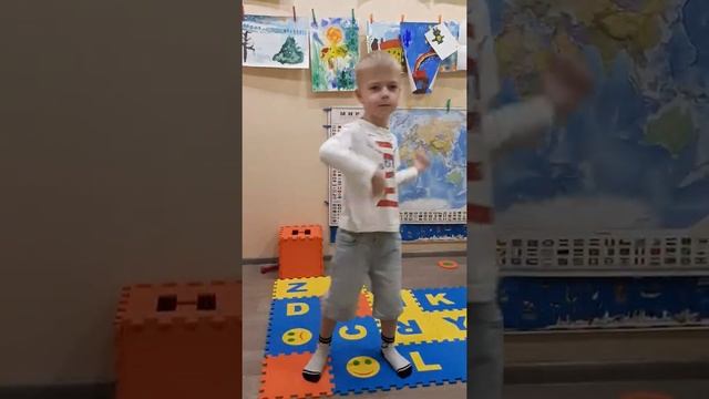 Самый первый ролик с танцем, под песню Артура Пирожкова "алкоголичка" смотреть онлайн