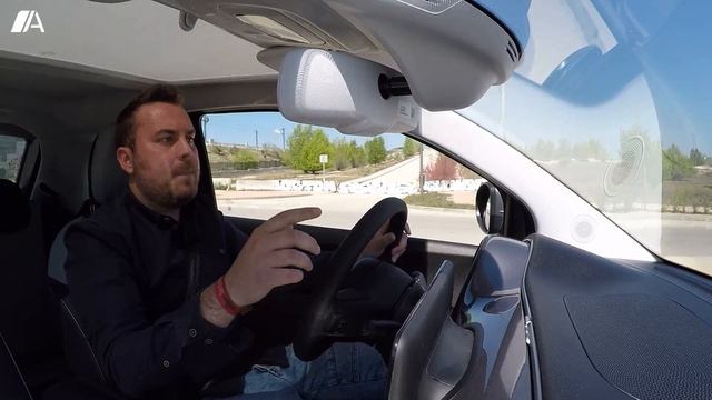 FIAT 500e vs. Peugeot e-208| Comparativa coches eléctricos / Prueba / Review en español | Autocasió смотреть онлайн