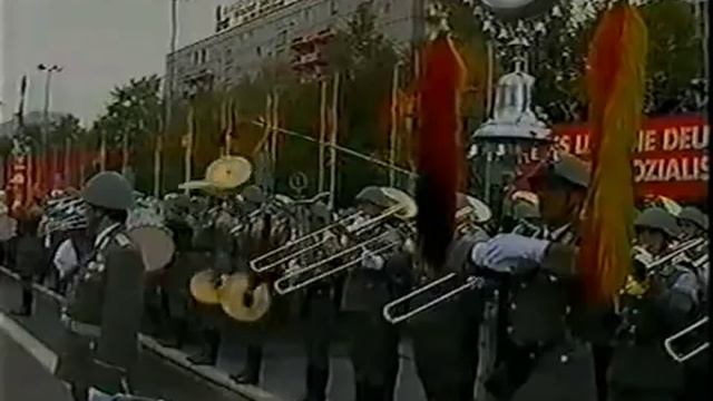 Последний парад ННА в день 40-летия образования ГДР. смотреть онлайн