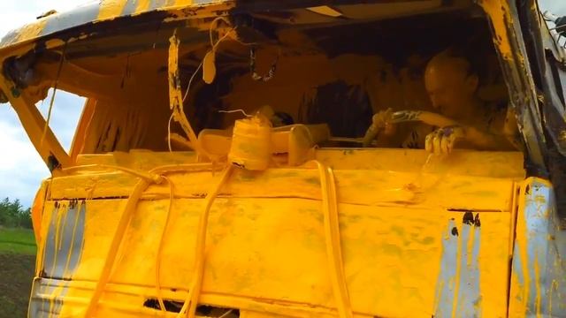 Фура въехала в грузовик с краской (TiviscoOnline) смотреть онлайн