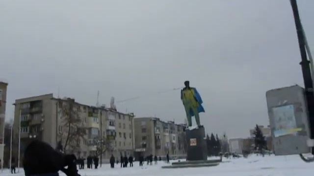 В Новомосковске убрали памятник Ленину смотреть онлайн