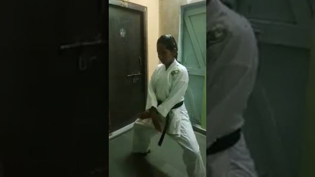 Karate kid Sara More performing Dachi Kata of Indo Ryu KARATE смотреть онлайн