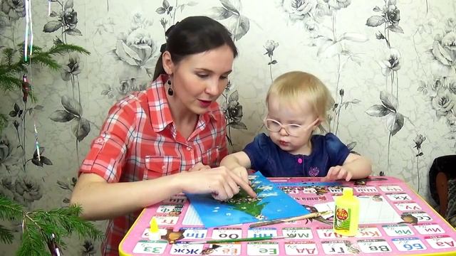 НОВОГОДНЯЯ ОТКРЫТКА СВОИМИ РУКАМИ ♥ Аппликация с ребенком ♥ Ребенок 2 года 3 месяц смотреть онлайн