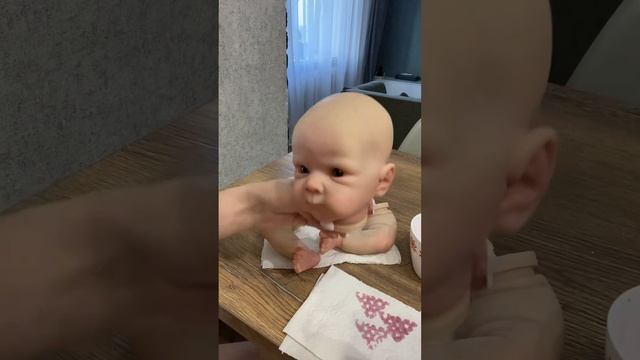 Как с помощью обычного косметического спонжа нарисовать мраморность на коже Кукле Реборн смотреть онлайн