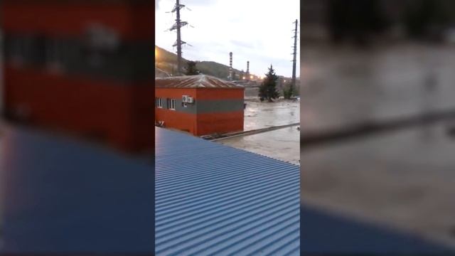 Наводнение в Туапсе.Человек пробыл в воде 3 часа смотреть онлайн