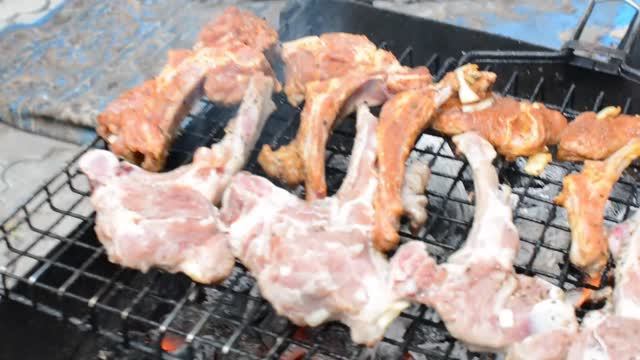 Шашлык из баранины. Сочные бараньи рёбрышки смотреть онлайн