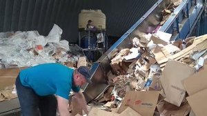 Макулатуру прессуют в тюки по полтонны