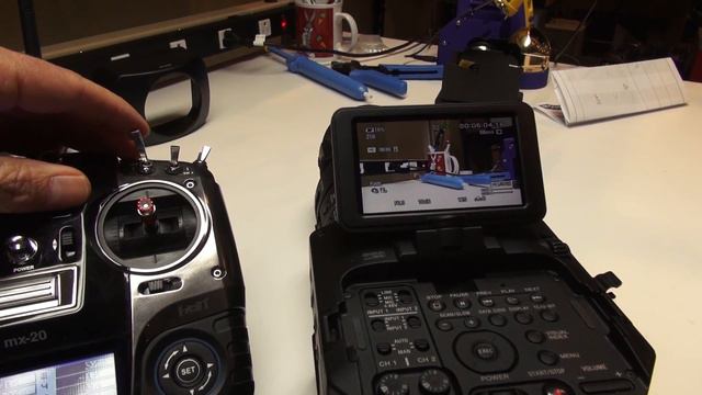 Quadrocopter Tutorial - Remote Zoom with the Sony FS700 and 18-200 power zoom with LANC смотреть онлайн