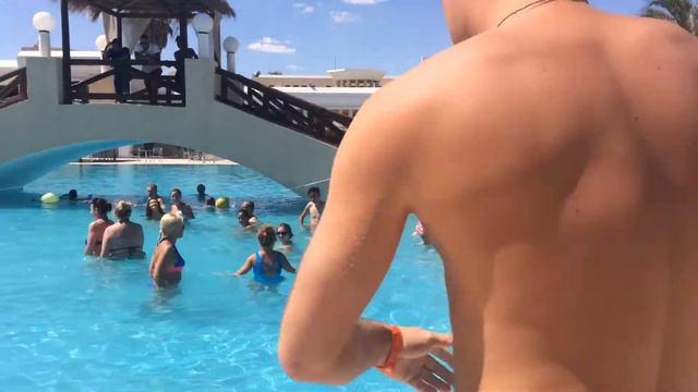 Сумасшедший турист с акулой в Тунисе смотреть онлайн