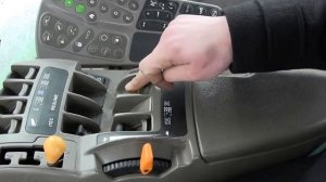 Ознайомлення з органами управління трактора John Deere 8430