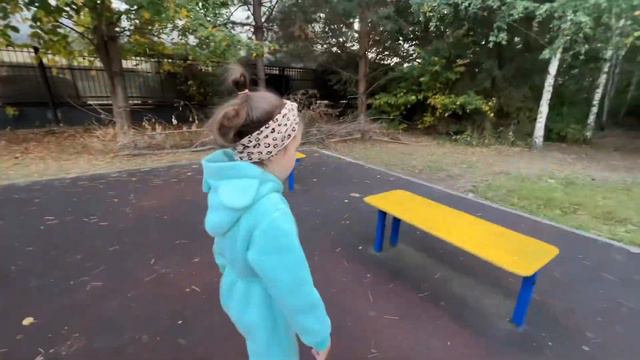 ВЛОГ: Алиса на спортивной площадке. Открывает новый слайм. Показывает упражнения с гимнатстки смотреть онлайн