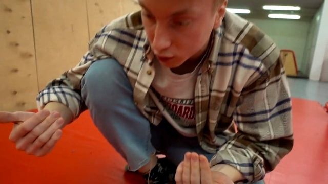 ЛАБИРИНТ ДЛЯ ТАРАКАНА | КАКУЮ ЕДУ ВЫБЕРЕТ ТАРАКАН - МЯСО ИЛИ ФРУКТЫ | ТАРАКАНЬИ БЕГА смотреть онлайн