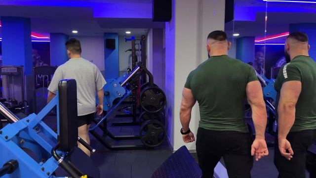 ТРЕНИРОВКА НОГ | 3 НЕДЕЛИ ДО ПЕРВЫХ СОРЕВНОВАНИЙ ПО БОДИБИЛДИНГУ | ТРАВМА КОЛЕНА смотреть онлайн