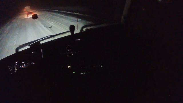Циклон идет на Москву и нам туда. Ситуация на трассе М5 .VOLVO FH 540 POV SNOW DRIVING .Road RUSSI смотреть онлайн