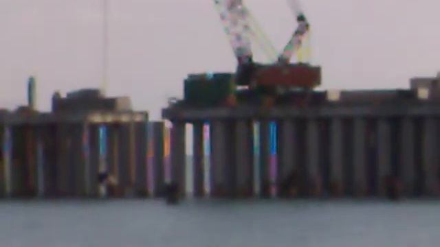 Кран пытается вытащить, поваленную штормом, сваю смотреть онлайн