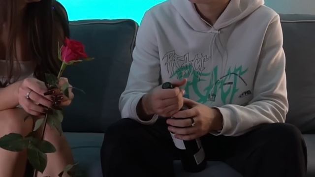 ПРИШЕЛ ЗНАКОМИТЬСЯ К 15 ЛЕТНЕЙ ДЕВОЧКЕ! А у тебя когда-то было с МУЖЧИНАМИ? смотреть онлайн