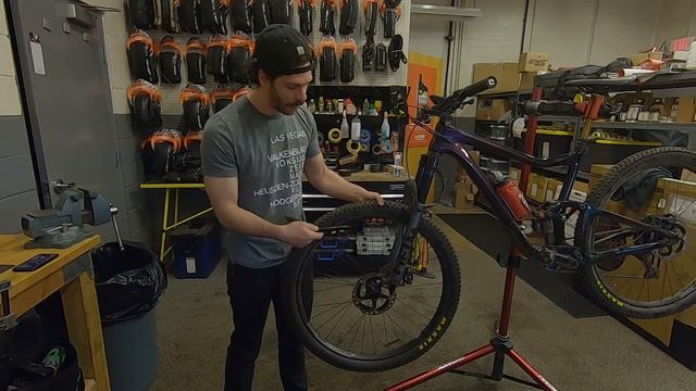 Tech Tip Tuesday - Mountain Bike Front Wheel Removal and Installation смотреть онлайн
