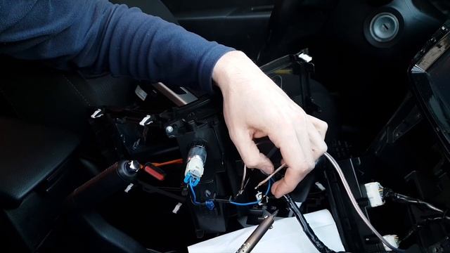 Маскировка провода и установка видеорегистратора в Mazda 6 2011 года смотреть онлайн
