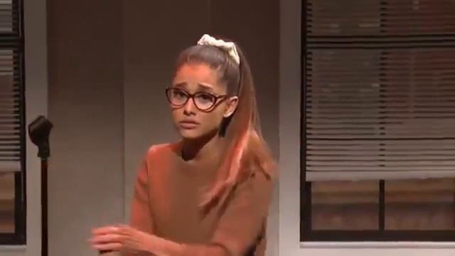 Ариана Гранде поет разными голосами