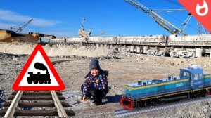 Железная дорога и шагающий экскаватор на меловом карьере / Поезда и огромные экскаваторы