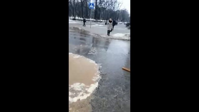 Глубокая яма в центре Вологды. Две машины провалились одна за другой. смотреть онлайн