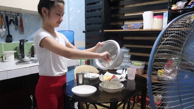 WE TURN INTO HOUSEHOLD WORKERS FOR A DAY CHALLENGE | LIFE SWAP WITH MAMA | Aurea & Alexa смотреть онлайн