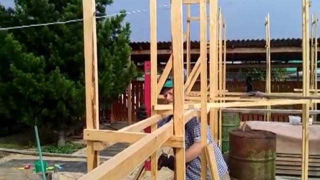 Дом из опилкобетона Продолжаю выставлять лесинки и заливать опилкобетон смотреть онлайн
