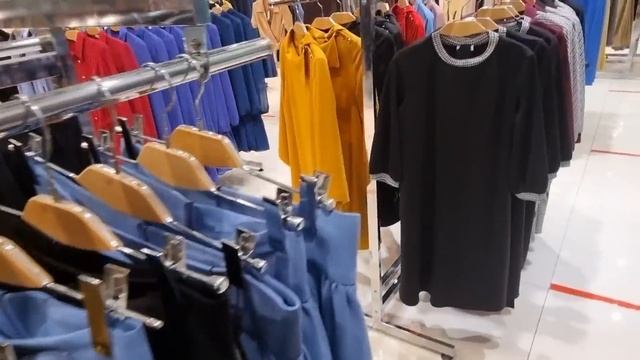 Шоппинг в ТЦ Отрада Ищем КУРТКУ для Лены в Uniqlo, Купила... смотреть онлайн