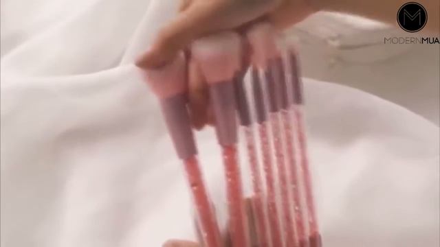 The Prettiest Glitter Brushes смотреть онлайн