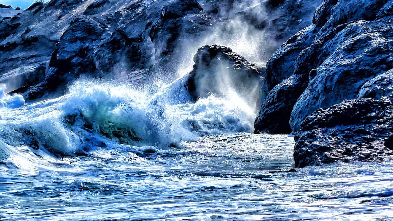 Мощный ШТОРМ в КРЫМУ волны СМЫВАЮТ берег. ЛЮТЫЙ ветер СНОСИТ с ног людей. Показываю ВСЮ ПРАВДУ. смотреть онлайн