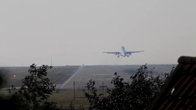 Airport Dresden - Windy Day - 2021-10-30 смотреть онлайн