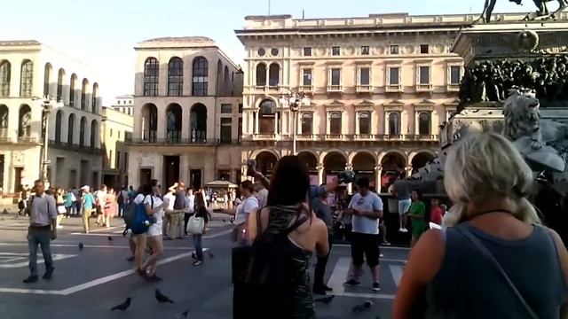 Италия, Милан , площадь Дуомо вечером, вернисаж на улице, музыка со всех сторон... смотреть онлайн