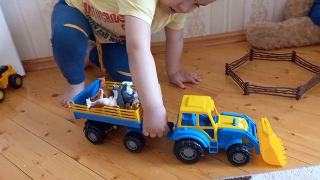 Baby plays with tractor and animals/Малыш играет с трактором и животными смотреть онлайн