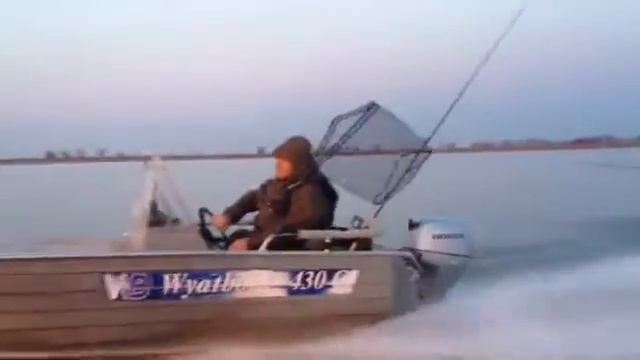 Алюминиевая моторная лодка WyatBoat 430C (Вятбот 430С) под мотором Honda 20 л.с. смотреть онлайн