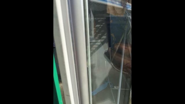 БИРЮСА стеклянная дверь холодильника, уплотнитель прикручен на саморезы смотреть онлайн