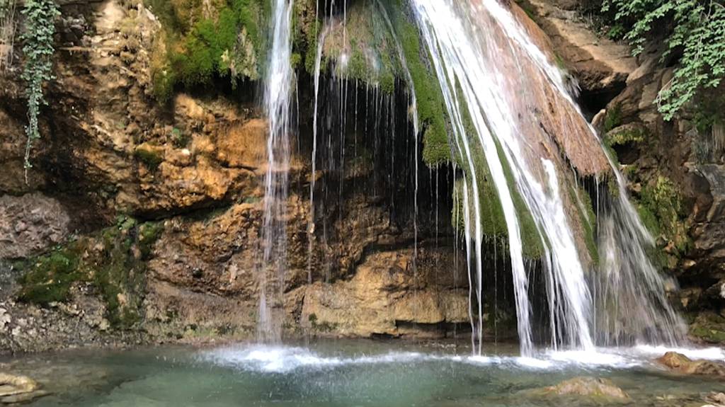По Крыму пешком к водопаду Джур-Джур и сырной скале в Малореченском из Солнечногорского смотреть онлайн