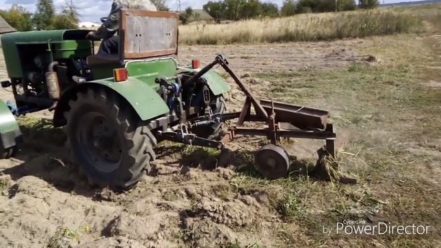 Вспашка горчицы самодельным трактором смотреть онлайн