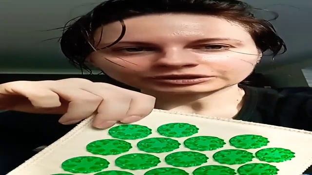 Вчера 13 минут простояла на этом адском коврике. Он заменяет иглоукалывание. ? смотреть онлайн