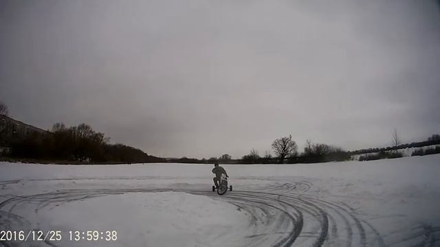 Питбайк зимой. Учимся валить бочком. смотреть онлайн