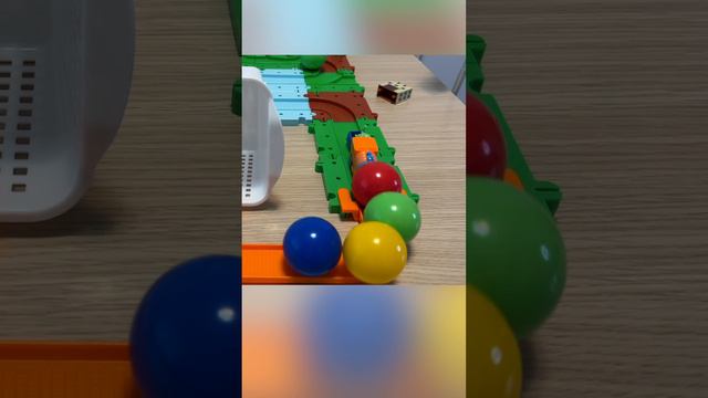 Игрушечный паровозик в лабиринте с шариками