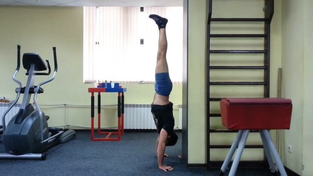 В стойку на руки с двух ног у стены. Sliderlife.ru