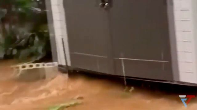 Heavy flooding swept through Maui, Hawaii смотреть онлайн