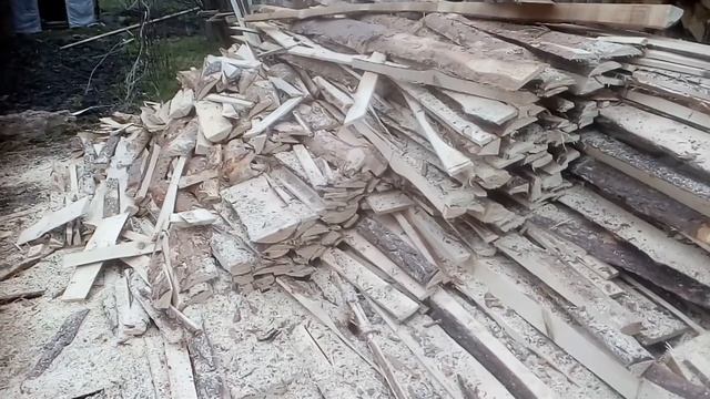Древесные обрезки и предстоящая работа бензопилой Makita. смотреть онлайн