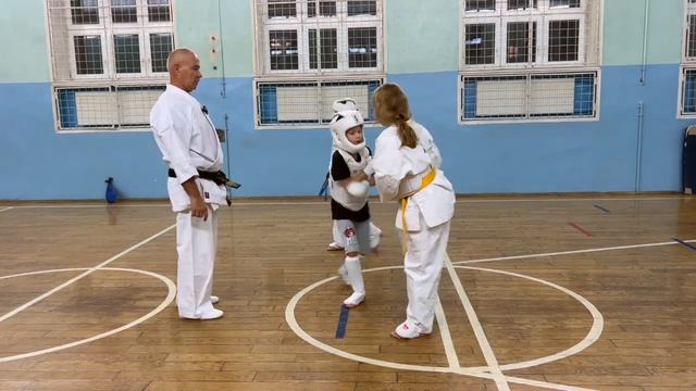 Мастерская Кумитэ Кёкусинкай (52) Учебные поединки по заданиям / Бразильский Маваси / Усиро-гэри смотреть онлайн