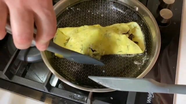 Французький омлет з грибною начинкою. Сніданок високої кухні.