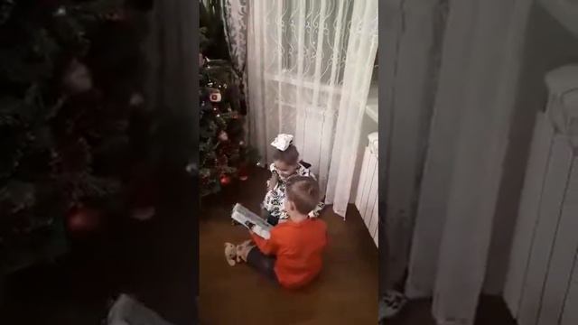 #1 Рита и Тёма открывают некоторые подарки на Рождество смотреть онлайн