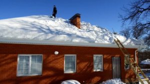 Очистка крыши от снега. Полезная работа.